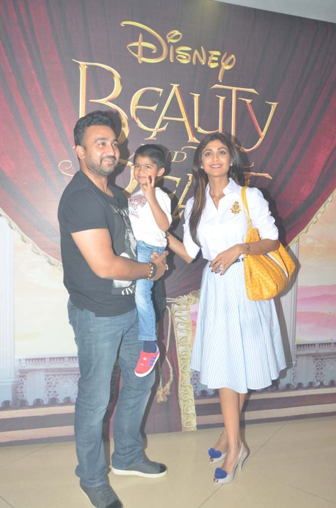 Spotted-Raj-Kundra-Shilpa-Shetty-with-their-son-at-the-Disney-India-Beauty-and-the-Beast-Musical-2